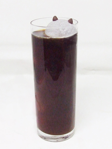 ドリンク　サッチュウ 500円＋税（C）深見真・刻夜セイゴ／SQUARE ENIX・「魔法少女特殊戦あすか」製作委員会