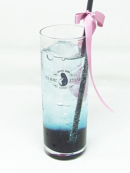 ドリンク　与那嶺ちさと 500円＋税（C）深見真・刻夜セイゴ／SQUARE ENIX・「魔法少女特殊戦あすか」製作委員会