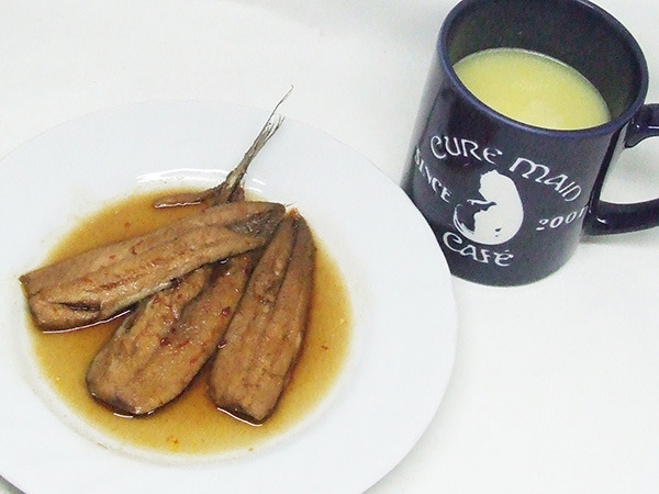 さんまのピリ辛煮とコーンスープ　950円＋税（C）深見真・刻夜セイゴ／SQUARE ENIX・「魔法少女特殊戦あすか」製作委員会