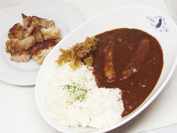 ウインナーカレーと炭焼きチキン　1,300円＋税（C）深見真・刻夜セイゴ／SQUARE ENIX・「魔法少女特殊戦あすか」製作委員会