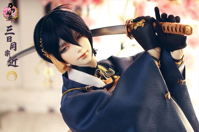 「『刀剣乱舞-ONLINE-』三日月宗近 キャストドール」販売価格：164,800円（税抜）（C）2015-2019 DMM GAMES/Nitroplus