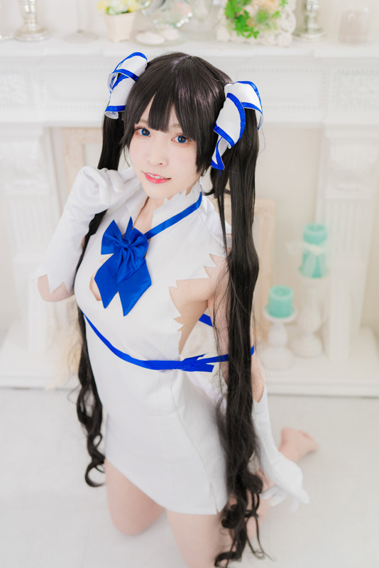 「ダンまち」ヘスティア“例の紐”の効能は？ 人気レイヤーとマジメに検証してみた【写真41枚】