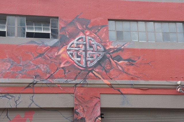 街中にもロゴが！