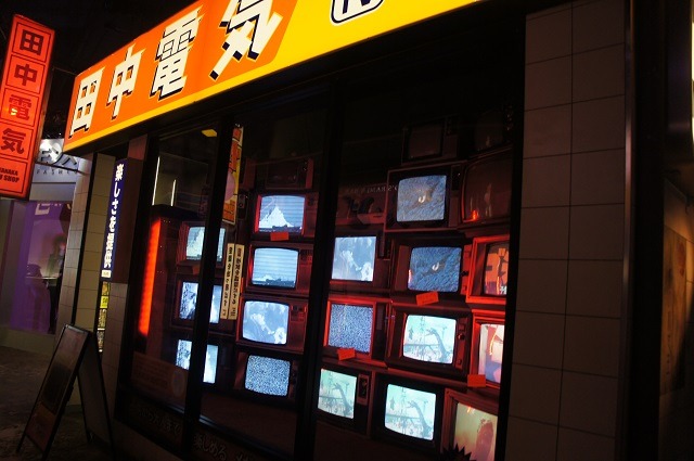 それも電気店の一角との設定。