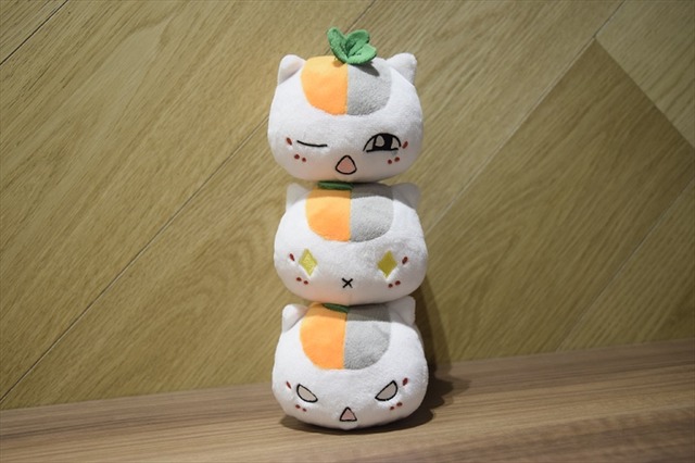 「アニメ 夏目友人帳展」トリプルニャンコ先生ぬいぐるみ（全3種）1,389円(税抜)（C）緑川ゆき・白泉社／夏目友人帳プロジェクト（C）緑川ゆき・白泉社／「夏目友人帳」製作委員会（C）緑川ゆき／白泉社