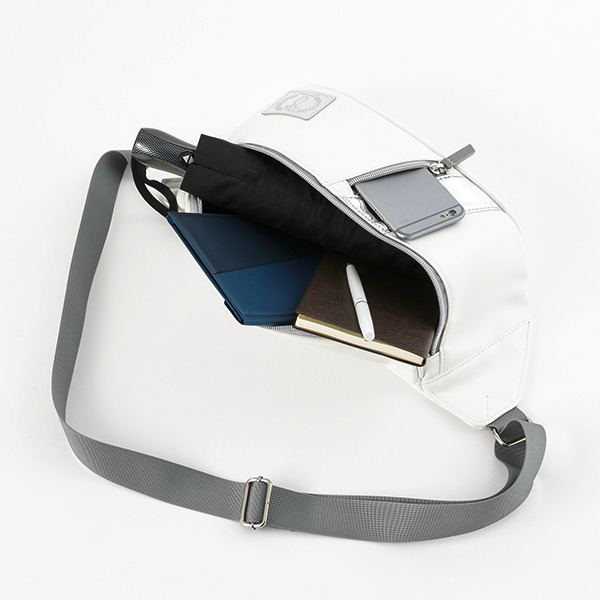 『PSYCHO-PASS サイコパス』コラボレーション「バッグ」槙島聖護　9,800円(税別)（C）PSYCHO-PASS Committee