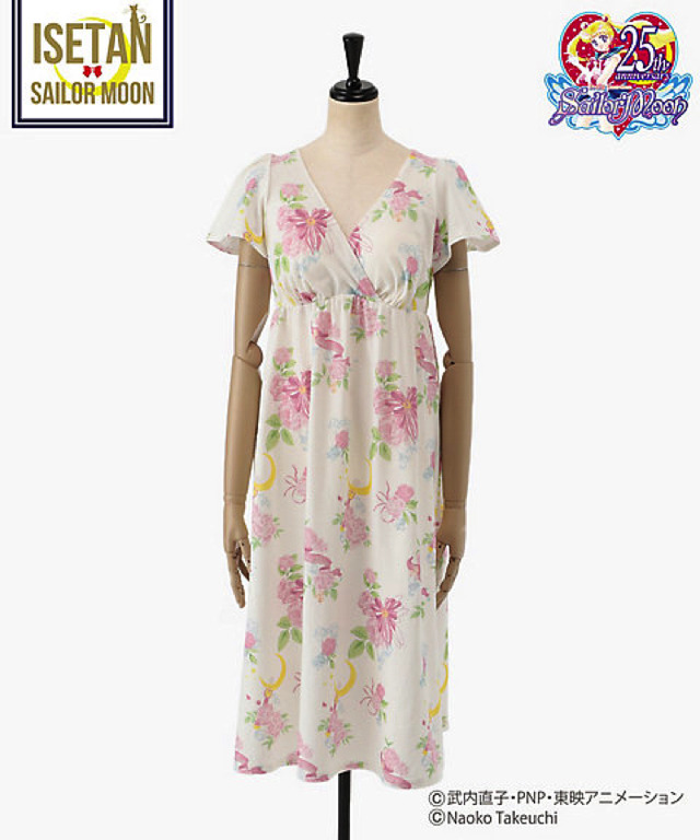 「美少女戦士セーラームーン×ISETAN 2019」変身ブローチリボンワンピース 10,800 円（税込）（C）武内直子・PNP・東映アニメーション（C）Naoko Takeuchi