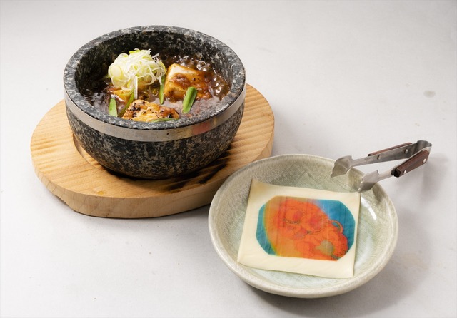 「GUNDAM Cafe 大阪道頓堀店」大気圏突入麻婆豆腐734円（税8%込）（C）創通・サンライズ