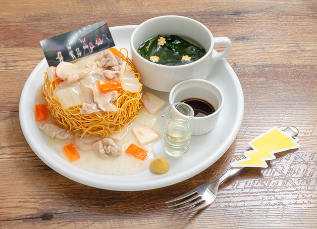 「ゾンビランドサガ カフェ presented by MAPPA」アツクナレ ～ロックにバリバリっ！皿うどんプレート～ 1,480 円（C）ゾンビランドサガ製作委員会