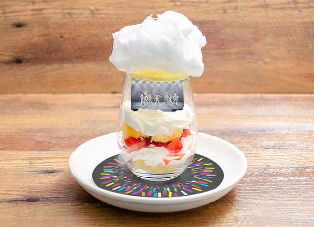 「ゾンビランドサガ カフェ presented by MAPPA」ヨミガエレ ～記憶を呼び戻すグラスケーキ～ 1,280 円（C）ゾンビランドサガ製作委員会