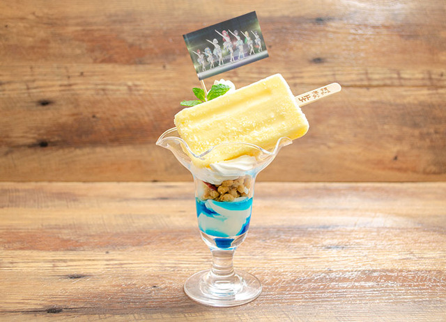 「ゾンビランドサガ カフェ presented by MAPPA」FLAG をはためかせろ ～愛すべきソウルフードパフェ～ 1,280 円（C）ゾンビランドサガ製作委員会