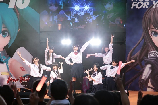 前列左から　高木美佑、永野愛理、奥野香耶、山下七海後列左から　田中美海、吉岡茉祐、青山吉能