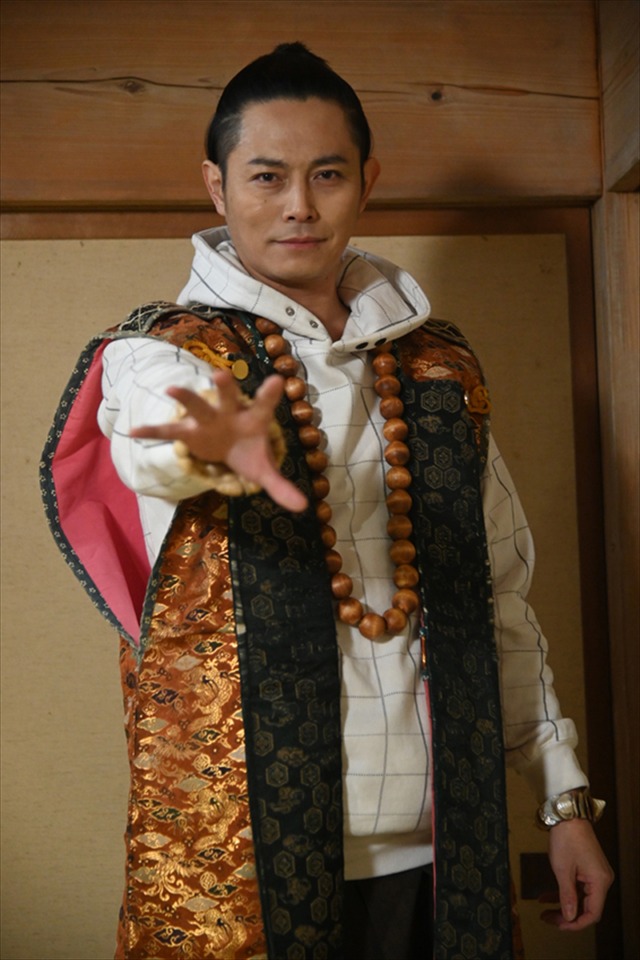 『RIDER TIME 仮面ライダーシノビ』姜暢雄：ガマノ師匠（C）東映特撮ファンクラブ（C）石森プロ・テレビ朝日・ ADK ・東映