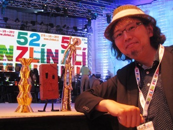 伊藤有壱さんとトロフィー