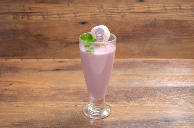 「『銀魂×Sanrio characters』コラボカフェ」高杉の乳酸菌飲料入りぶどうラッシー　　880円（C）空知英秋／集英社・テレビ東京・電通・BNP・アニプレックス（C）1976,1982,2019 SANRIO CO.,LTD. TOKYO,JAPAN