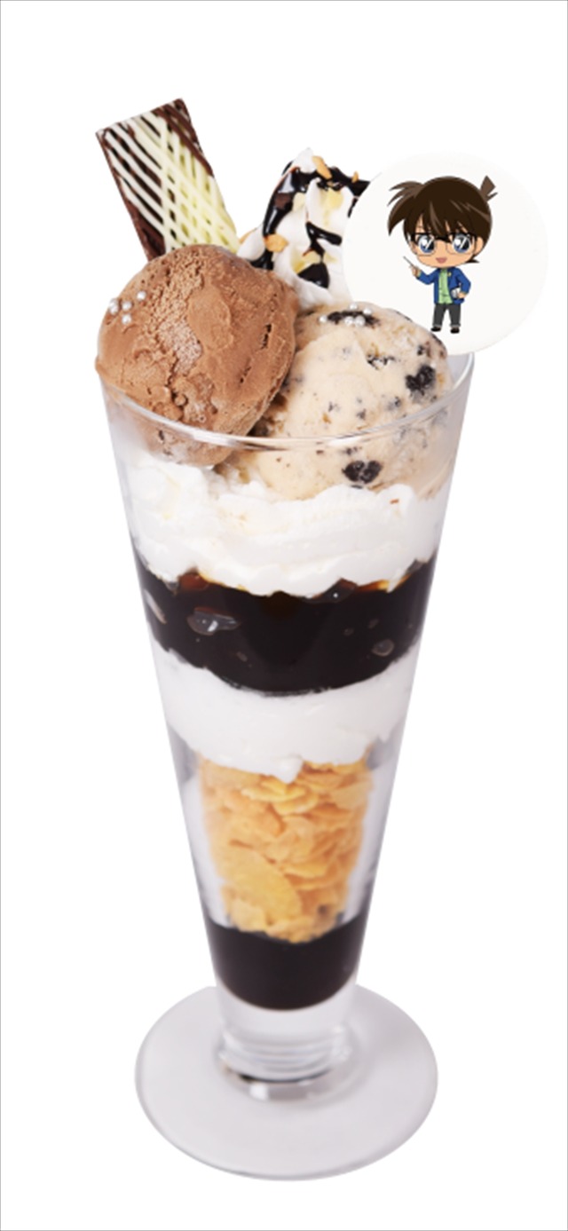 『名探偵コナン』タイアップイベント「怪盗キッドから『想い出の輝石（エモーショナルリンク』を守れ！」765 探偵団パフェ 価格：900 円 （C）青山剛昌／小学館・読売テレビ・TMS 1996