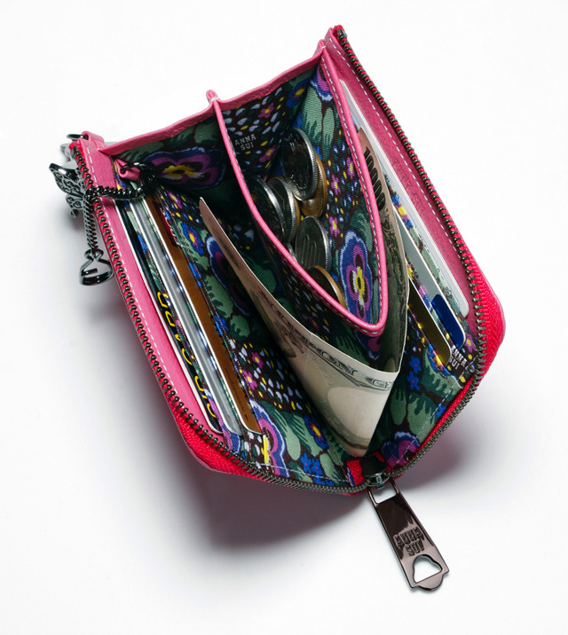 「ANNA SUI×小倉 唯 牛革マルチウォレット」各9,800円（税別）