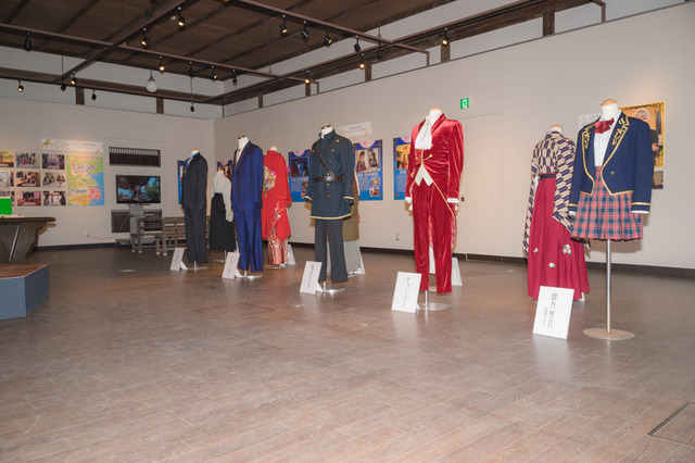 「明治東亰恋伽×明治村」小林豊らのオフショット写真、衣装展示まで…コラボ展示の見どころは？