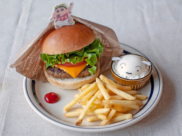 「オラもまんぷく！リゾートバーガー」1,350円（税込）（C）臼井儀人／双葉社・シンエイ・テレビ朝日・ADK 2019