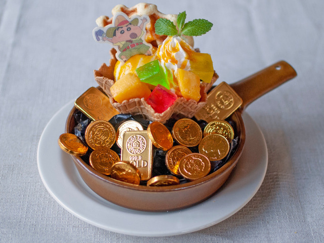 「お宝おてんこもりもり！キラキラワッフルサンデー」1,350円（税込）（C）臼井儀人／双葉社・シンエイ・テレビ朝日・ADK 2019