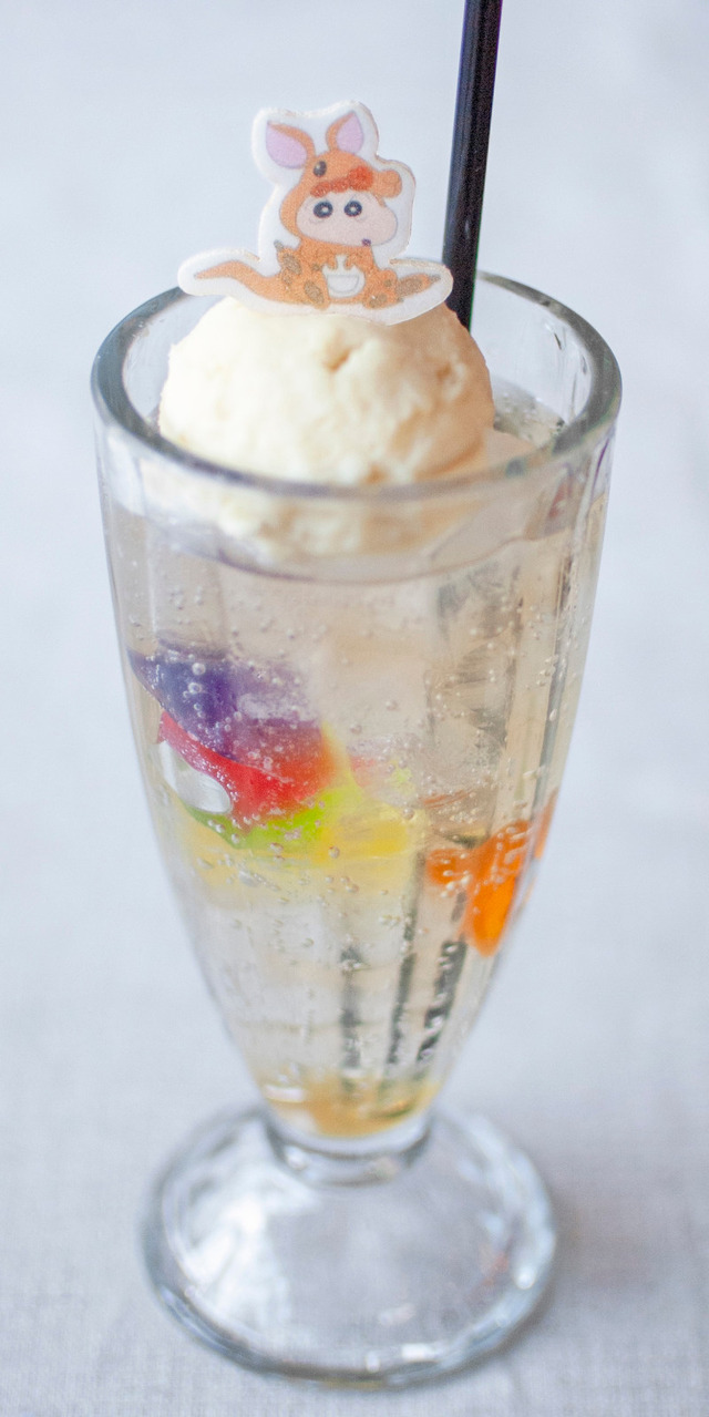 「ひまわりのキラキラジュエリージンジャーエール」800円（税込）（C）臼井儀人／双葉社・シンエイ・テレビ朝日・ADK 2019