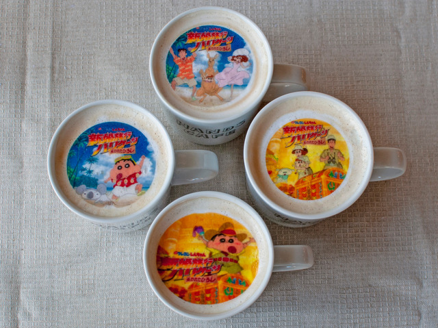 「映画クレヨンしんちゃんコラボ特製カフェオレ」650円（税込）（C）臼井儀人／双葉社・シンエイ・テレビ朝日・ADK 2019