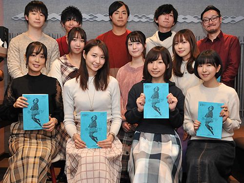 『みるタイツ』アフレコ集合写真（C）よむ/TRUSS