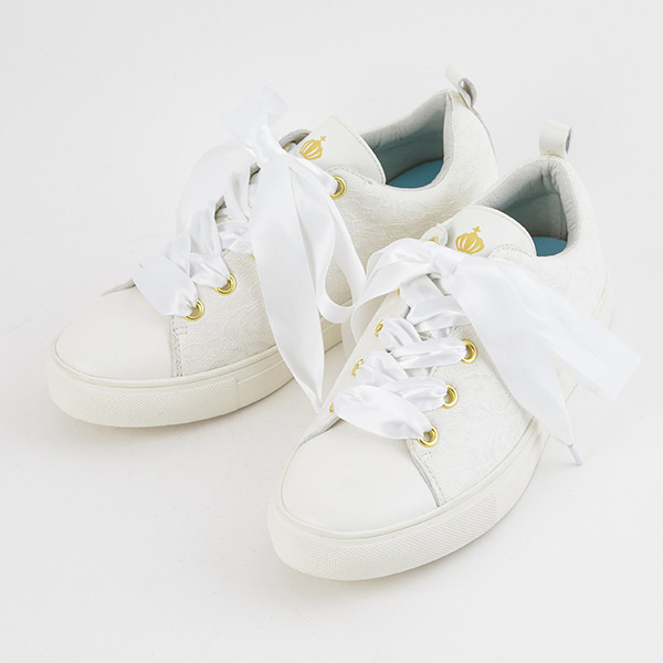 fineモデル スニーカー 9,800円(税別)（C）2014 Happy Elements K.K