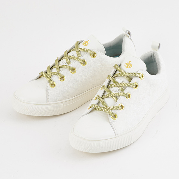 fineモデル スニーカー 9,800円(税別)（C）2014 Happy Elements K.K