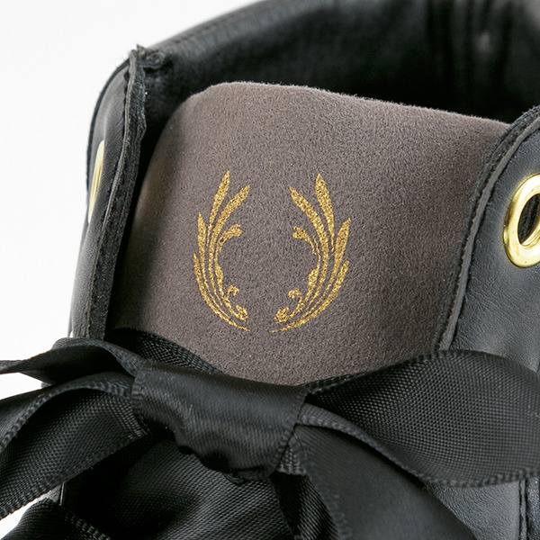 Edenモデル スニーカー 9,800円(税別)（C）2014 Happy Elements K.K