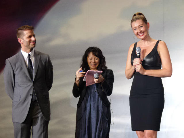 同じくジャパンプレミアから。右側はプロデューサーを務めたデボラ・スナイダー夫人