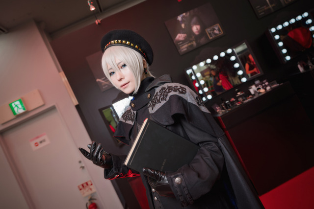 【コスプレ】人気男装レイヤー・くりゅ、“黒の魔術師”ホワイトメイクが美しい【ウルアコKATEブース】