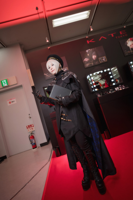 【コスプレ】人気男装レイヤー・くりゅ、“黒の魔術師”ホワイトメイクが美しい【ウルアコKATEブース】