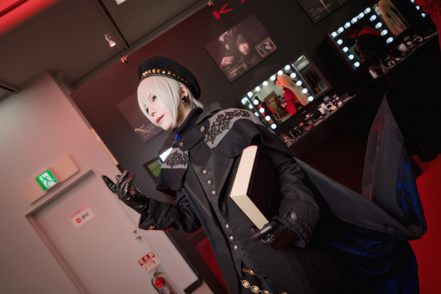 【コスプレ】人気男装レイヤー・くりゅ、“黒の魔術師”ホワイトメイクが美しい【ウルアコKATEブース】