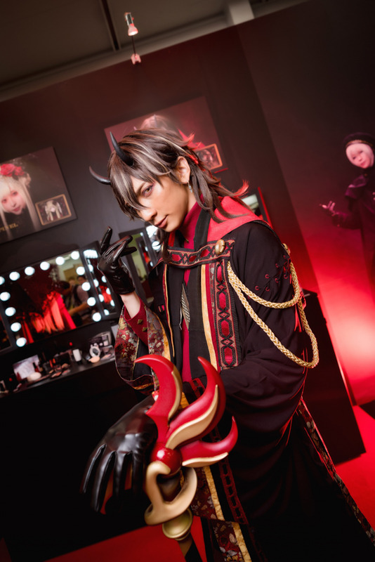 【コスプレ】人気男性レイヤー・NaGi、“赤の魔術師”立体感ある褐色メイクに注目！【ウルアコKATEブース】