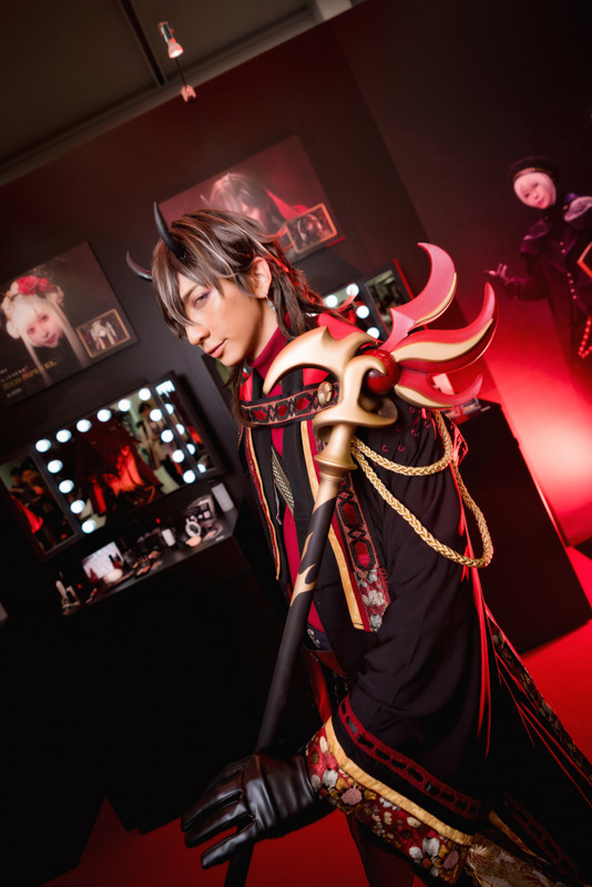【コスプレ】人気男性レイヤー・NaGi、“赤の魔術師”立体感ある褐色メイクに注目！【ウルアコKATEブース】