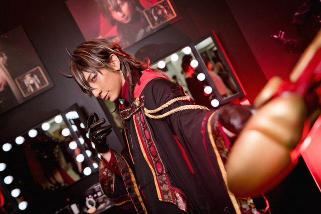 【コスプレ】人気男性レイヤー・NaGi、“赤の魔術師”立体感ある褐色メイクに注目！【ウルアコKATEブース】