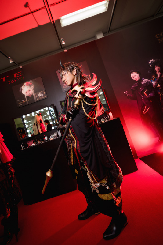 【コスプレ】人気男性レイヤー・NaGi、“赤の魔術師”立体感ある褐色メイクに注目！【ウルアコKATEブース】