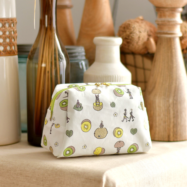 「トラペーズポーチ（2500円・税別／全3種）」（C）2015-2019 DMM GAMES/Nitroplus