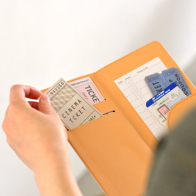 「チケットホルダー（3400円・税別／全3種）」（C）2015-2019 DMM GAMES/Nitroplus