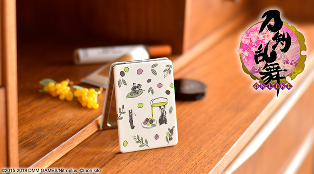 「コンパクトミラー（1500円・税別／全3種）」（C）2015-2019 DMM GAMES/Nitroplus