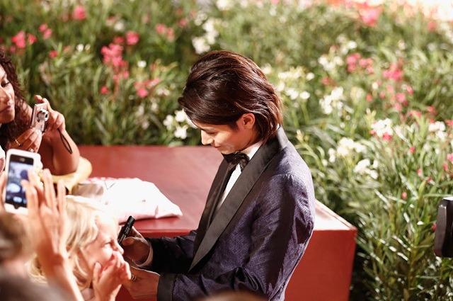 サインを求められる三浦春馬さん