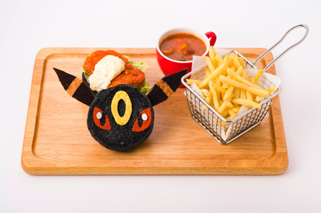 「ブラッキーのフライドチキンバーガー」1,598円（C） 2019 Pokemon.（C）1995-2019 Nintendo/Creatures Inc./GAME FREAK inc.