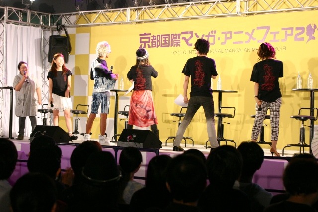 ポスタービジュアルを、バックプリントしたお揃いのＴシャツ