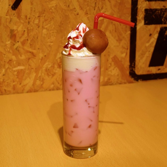 「細胞の休日カフェ ～細胞の皆さん、今日はお茶でも飲んでゆっくりしませんか？～」 赤血球のちょっとお休みイチゴオレ　　700円（C）清水茜／講談社・アニプレックス・davidproduction