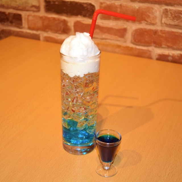 「細胞の休日カフェ ～細胞の皆さん、今日はお茶でも飲んでゆっくりしませんか？～」B細胞のじゅわわわわ～ドリンク　　700円（C）清水茜／講談社・アニプレックス・davidproduction