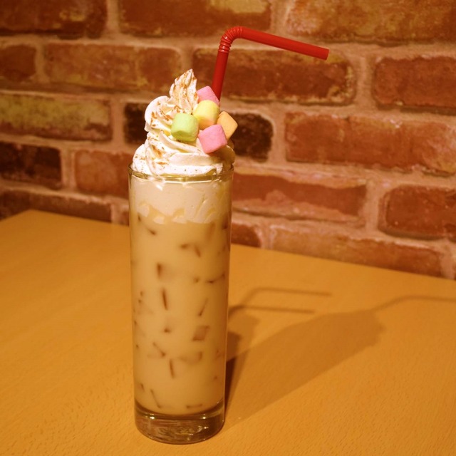 「細胞の休日カフェ ～細胞の皆さん、今日はお茶でも飲んでゆっくりしませんか？～」マクロファージのふわふわマシュマロミルクティー　　700円（C）清水茜／講談社・アニプレックス・davidproduction