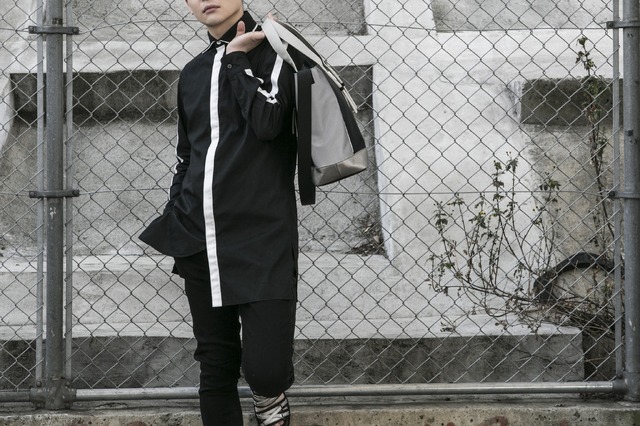 シャツ／各11,800円（税別）、バッグ／13,800円（税別）、サンダル／10,800円（税別）（C）2017 川原 礫／KADOKAWA アスキー・メディアワークス／SAO-A Project