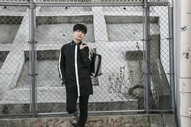 シャツ／各11,800円（税別）、バッグ／13,800円（税別）、サンダル／10,800円（税別）（C）2017 川原 礫／KADOKAWA アスキー・メディアワークス／SAO-A Project