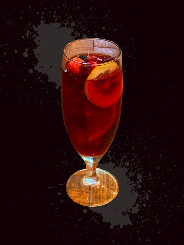 「進撃の巨人×TOWER RECORDS CAFE 自習室 -look at the past-」あの日のワイン風サングリア 700円（C）諫山創・講談社／「進撃の巨人展」製作委員会